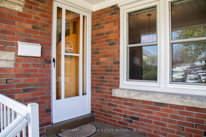 42 Hawthorne Ave photo 5