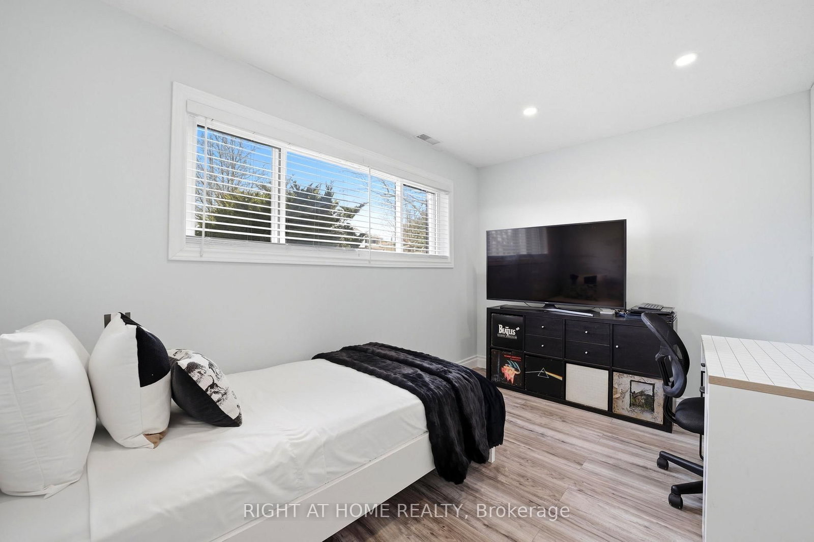 602 WILLOW Road • Guelph, ON photo 21