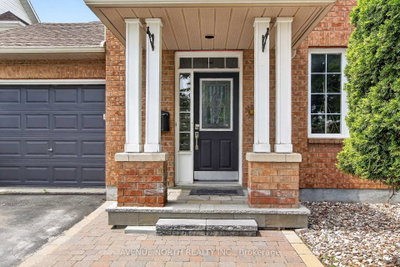 18 Castlemore Street • Ottawa, ON photo 2