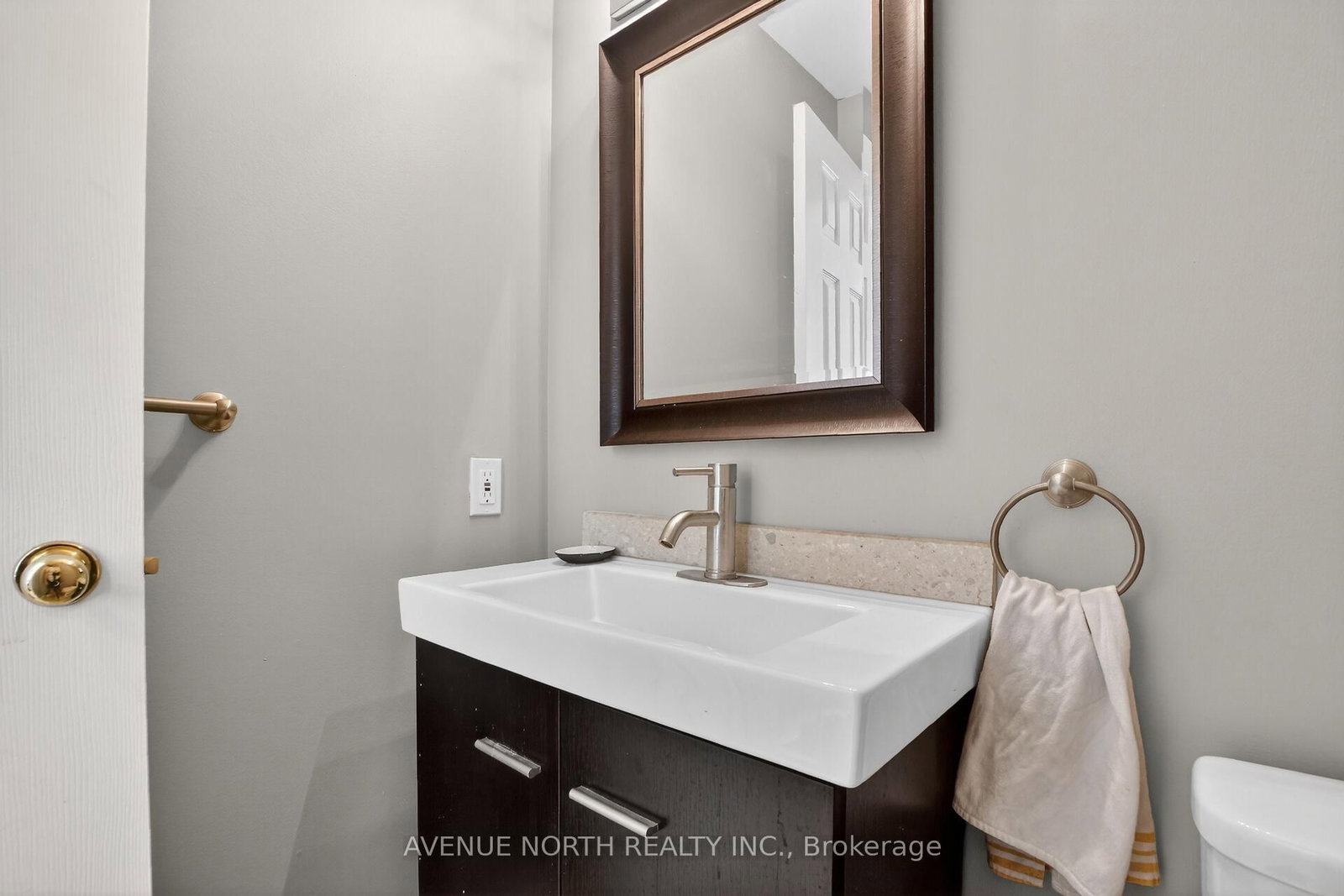 18 Castlemore Street • Ottawa, ON photo 4