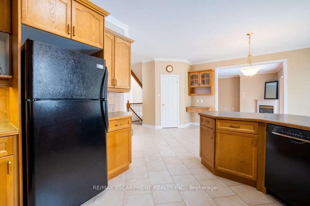 8 SOPHIE Court • Grimsby, ON photo 14