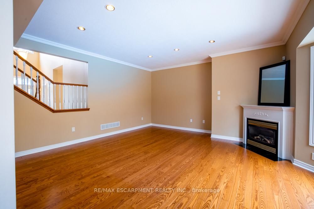 8 SOPHIE Court • Grimsby, ON photo 15