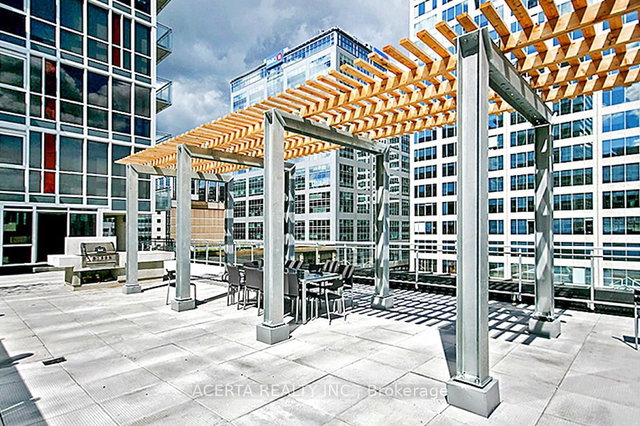 702 - 324 LAURIER Avenue W