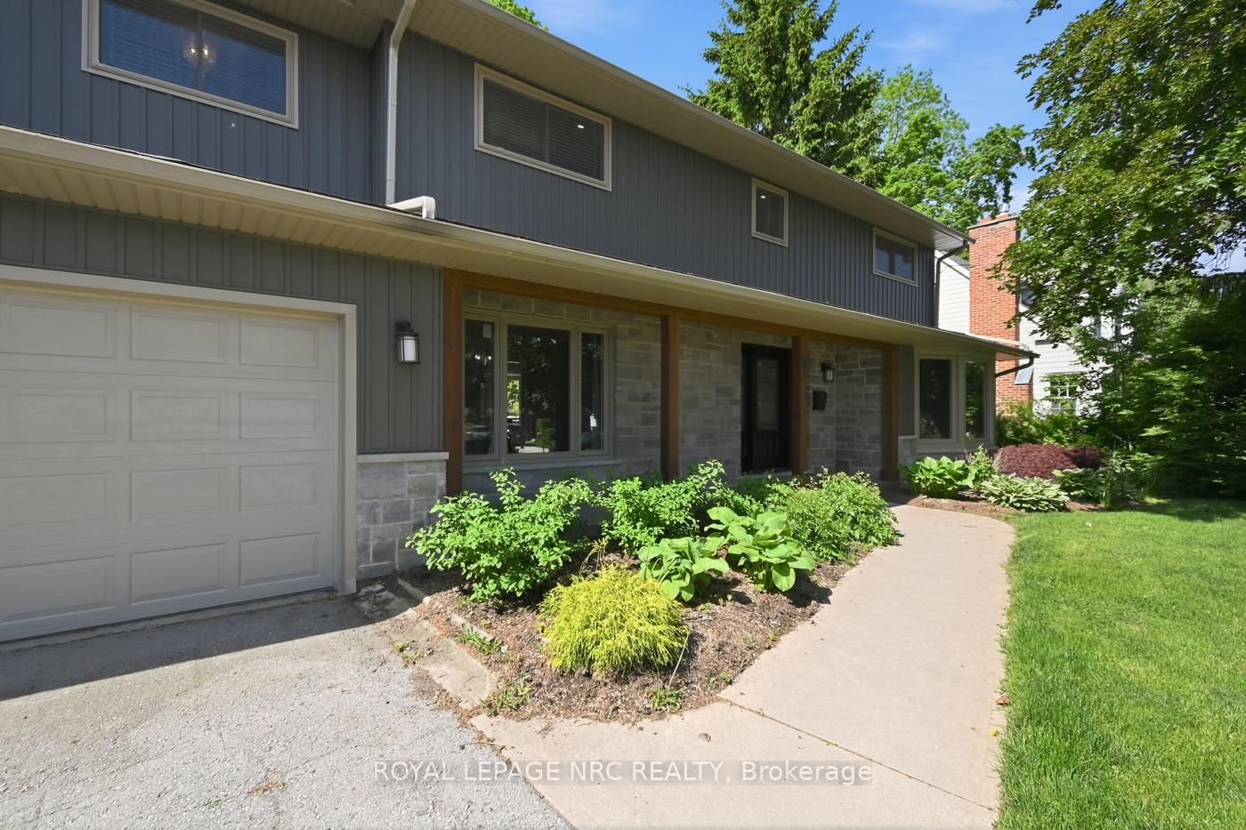94 Dorchester Drive • Grimsby, ON photo 2