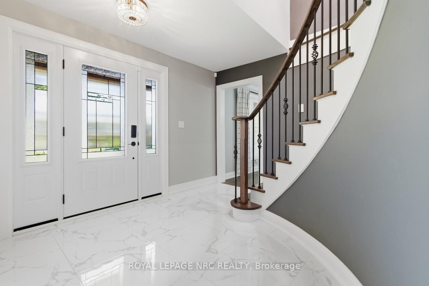 94 Dorchester Drive • Grimsby, ON photo 3
