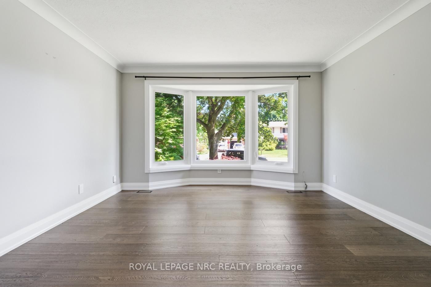 94 Dorchester Drive • Grimsby, ON photo 6