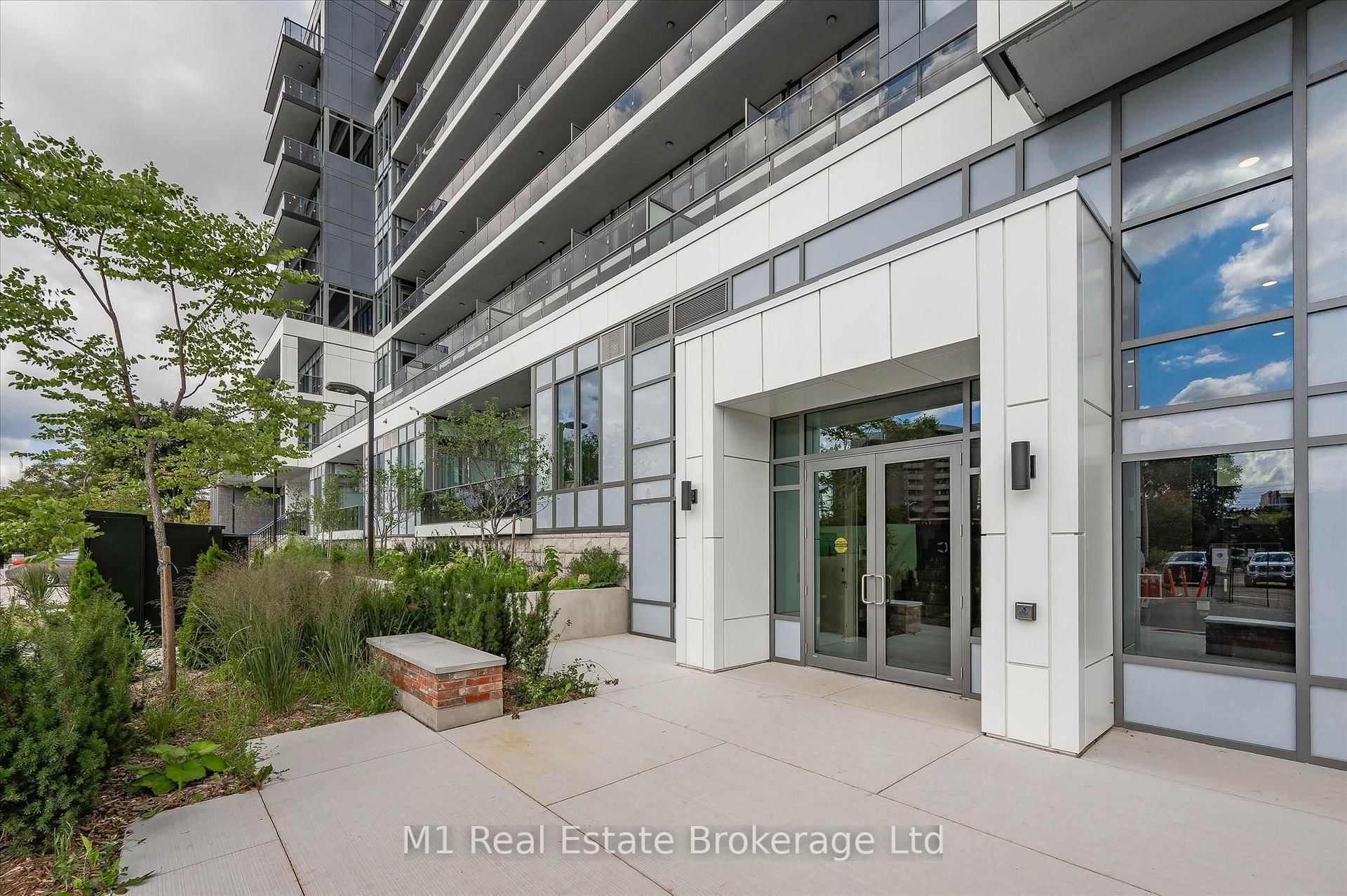 73 Arthur Street S, Unit 806