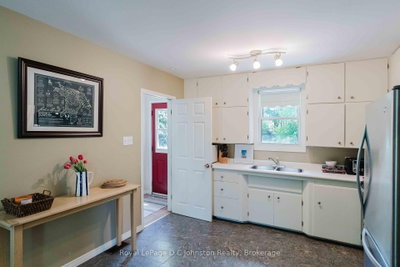561 Wellington Street — more photos