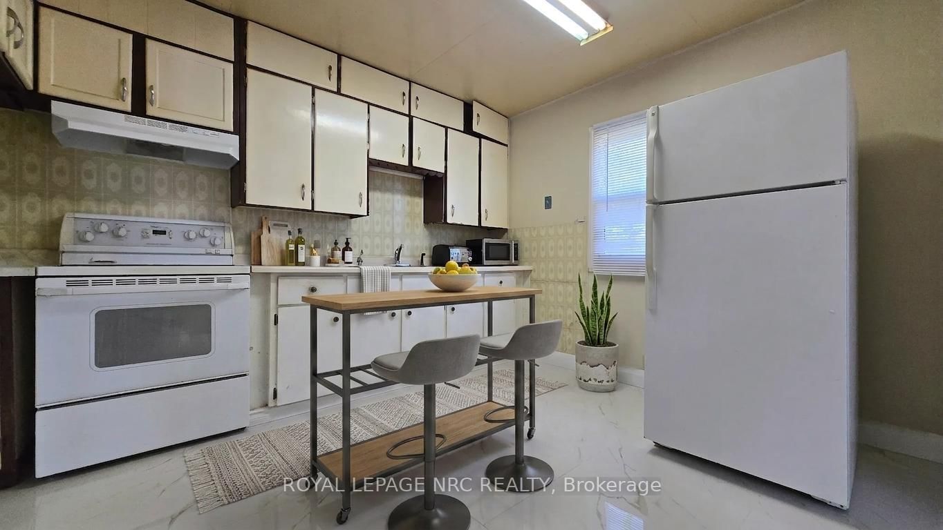 Detached House for lease at Main & Second Floor Only-4425 Hiram Street, Niagara Falls, Ontario, L2E 1A2 - Downtown - MLS: X13424924