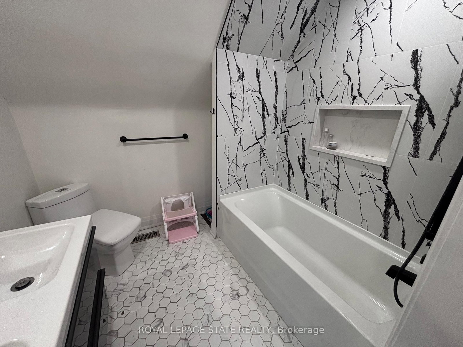 122 E Queensdale Avenue • Hamilton, ON photo 13