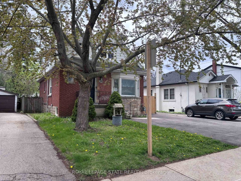 122 Queensdale Avenue E