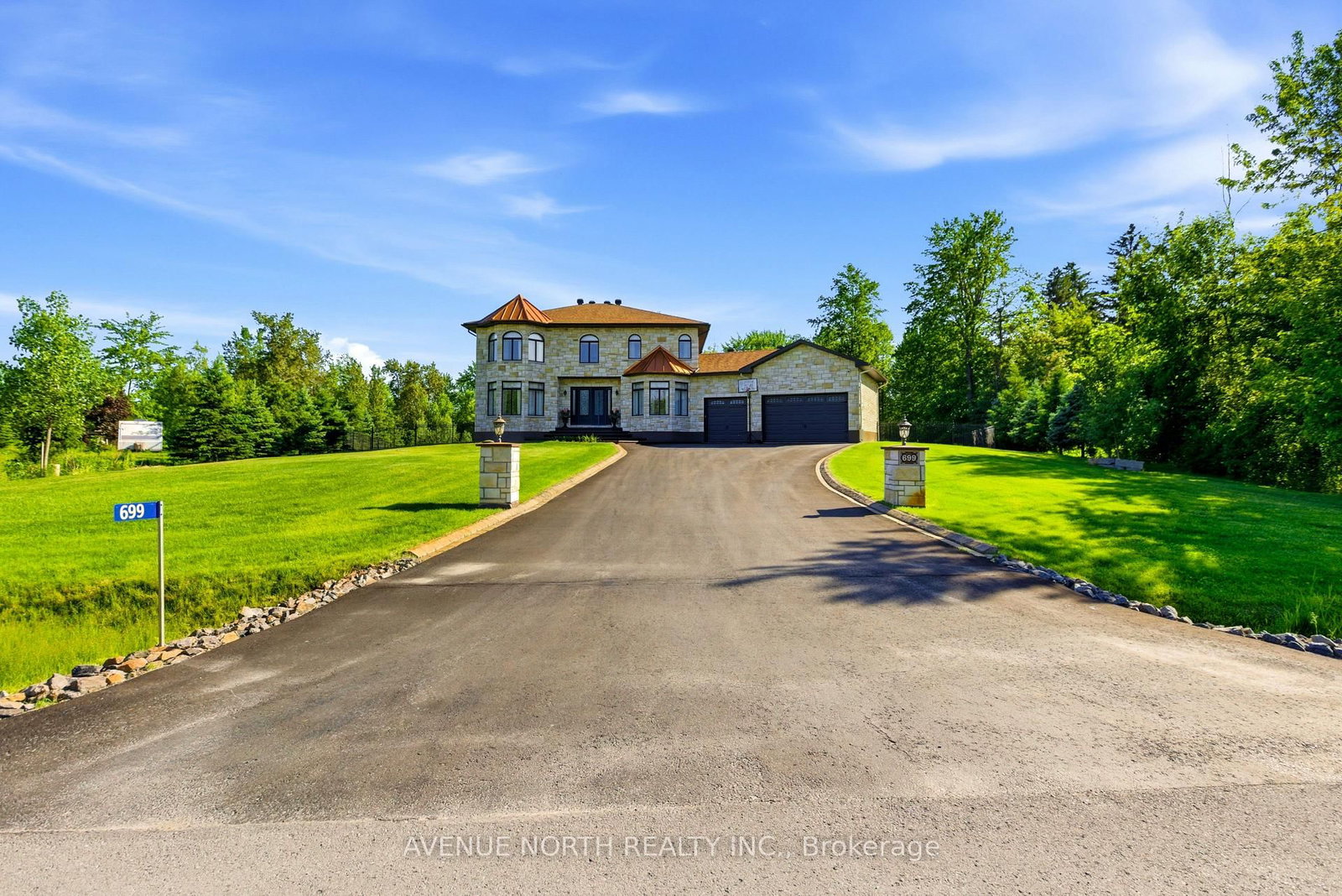 699 Ballycastle Crescent • Ottawa, ON photo 2