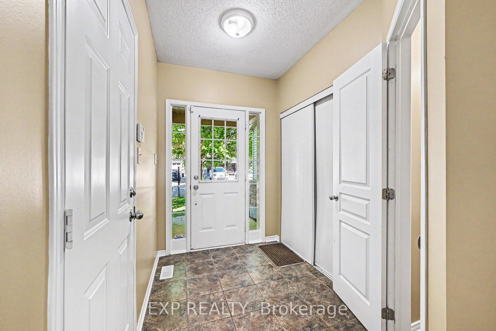 30 Midwood Private • Ottawa, ON photo 4