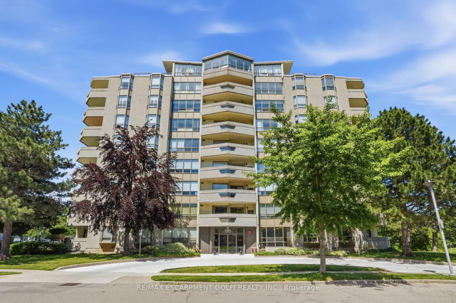 812 - 8 Village Green Boulevard