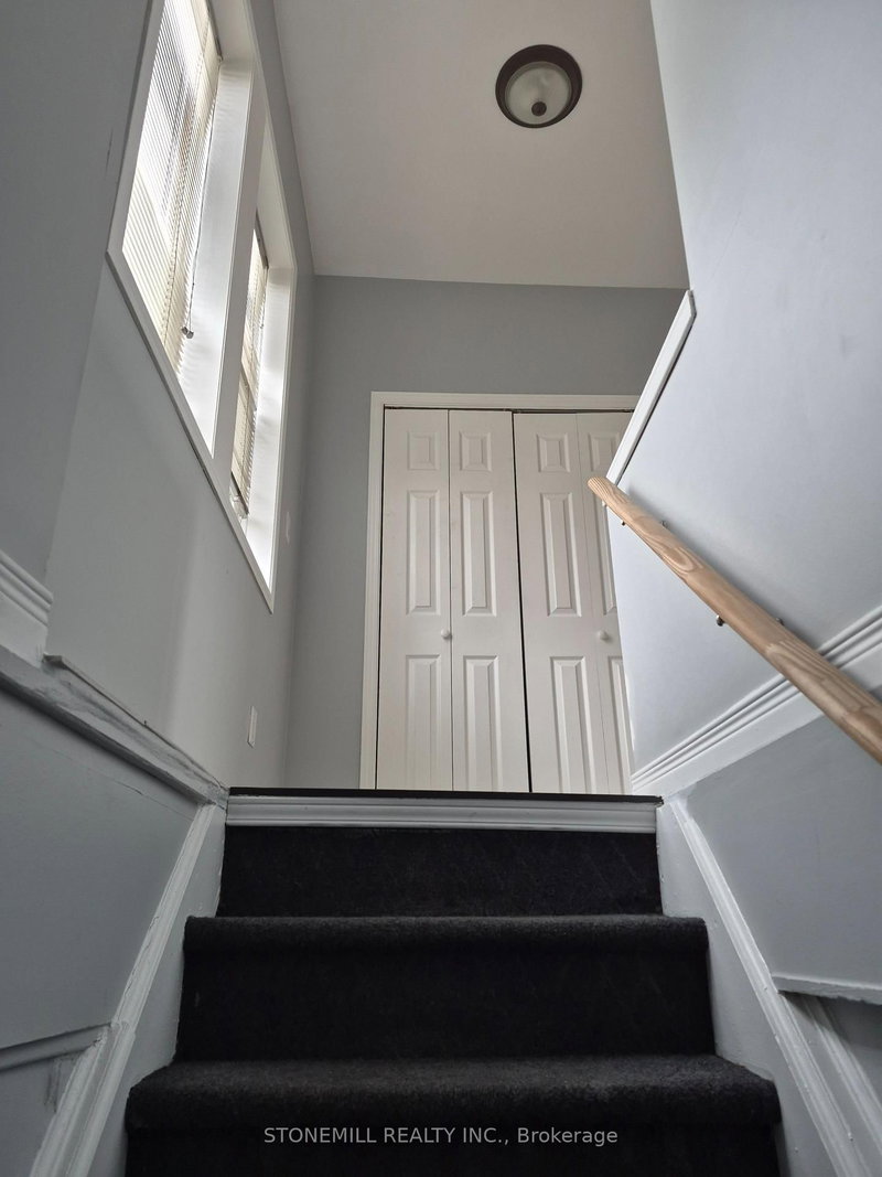 148 Ottawa St N photo 5