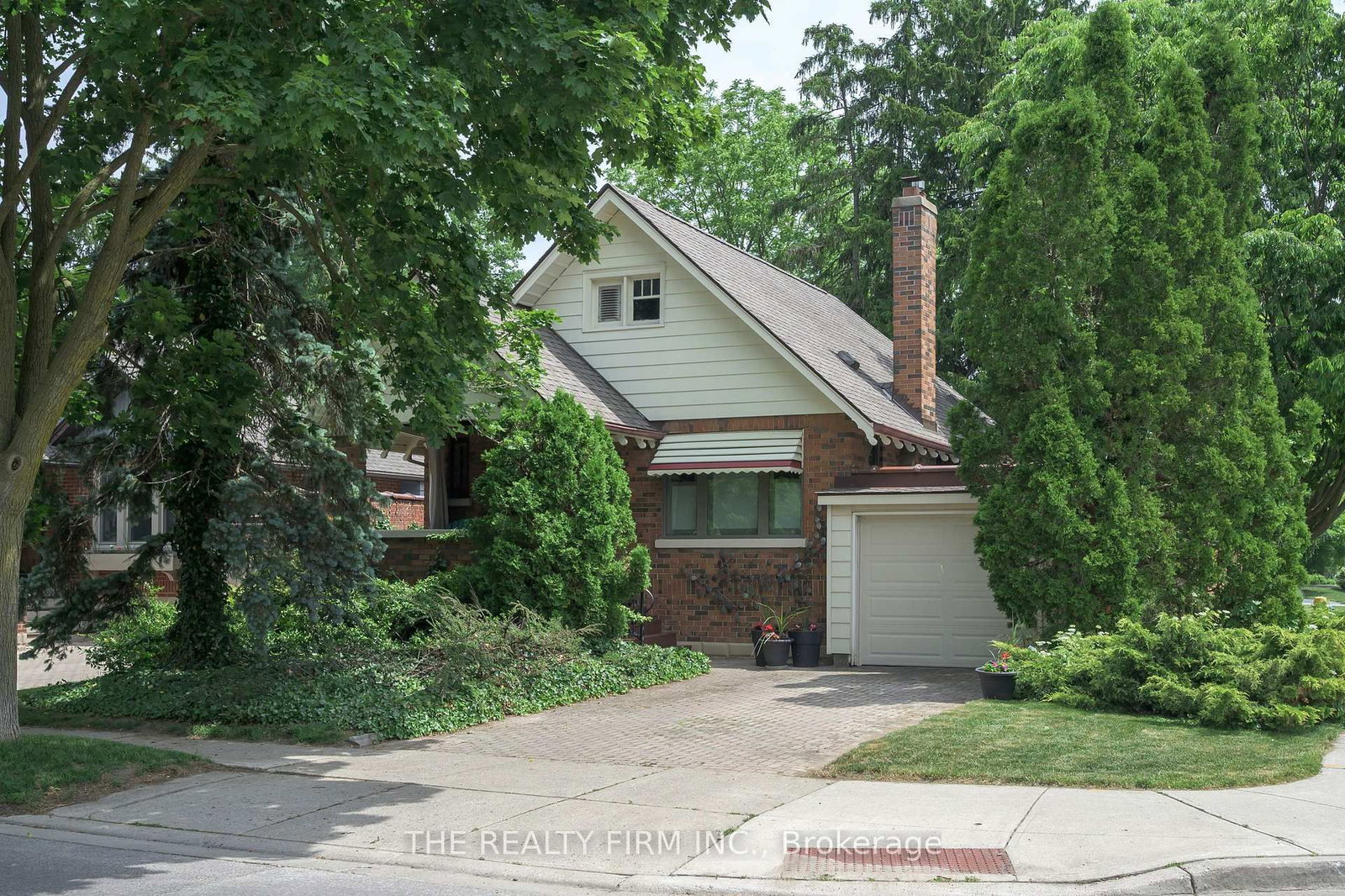 Detached House sold at 252 Edward Street, London South, Ontario, N6C 3J6 - South G - MLS: X13430124
