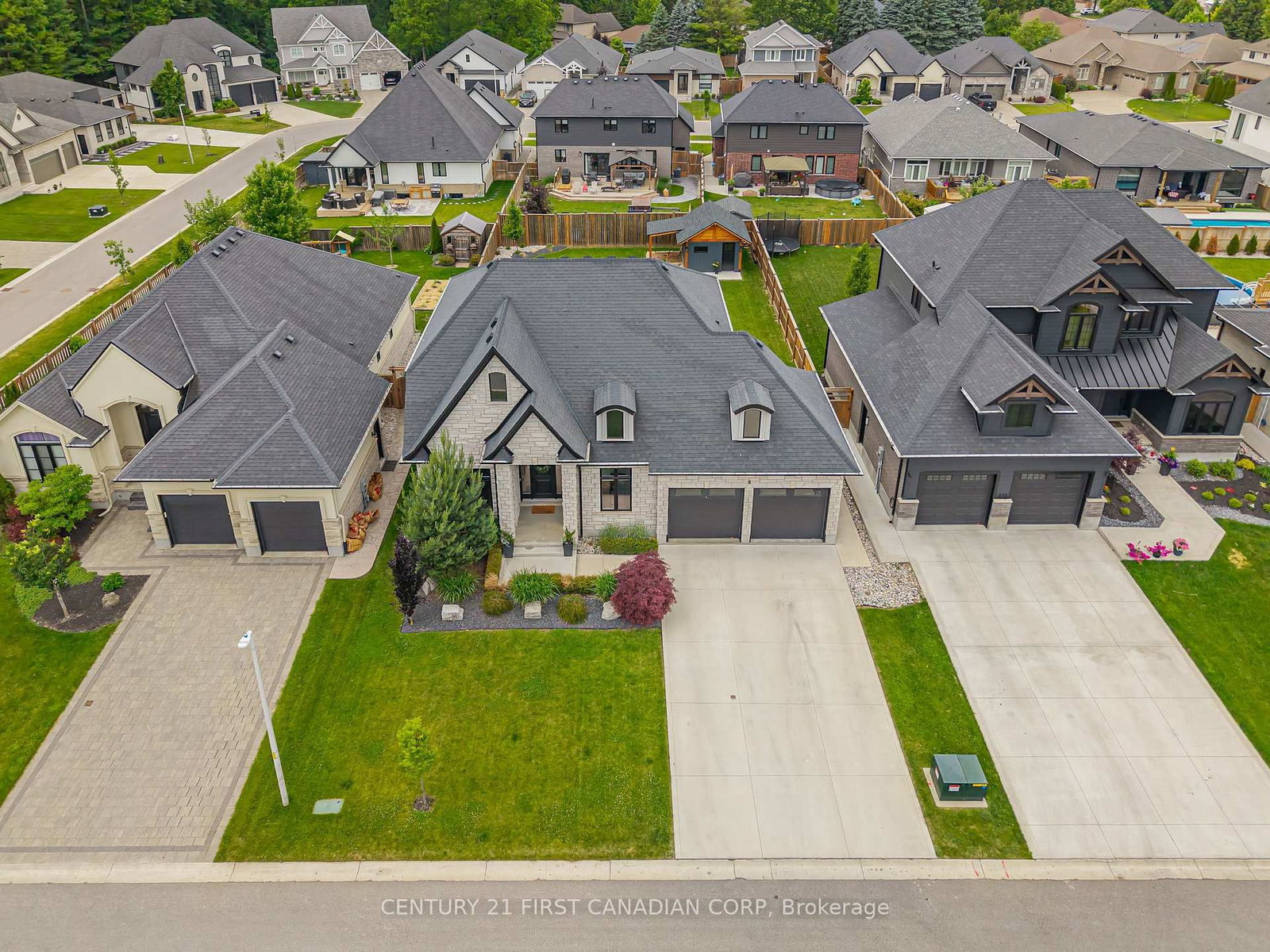 8 Oscar Davis Court • Strathroy-Caradoc, ON photo 3