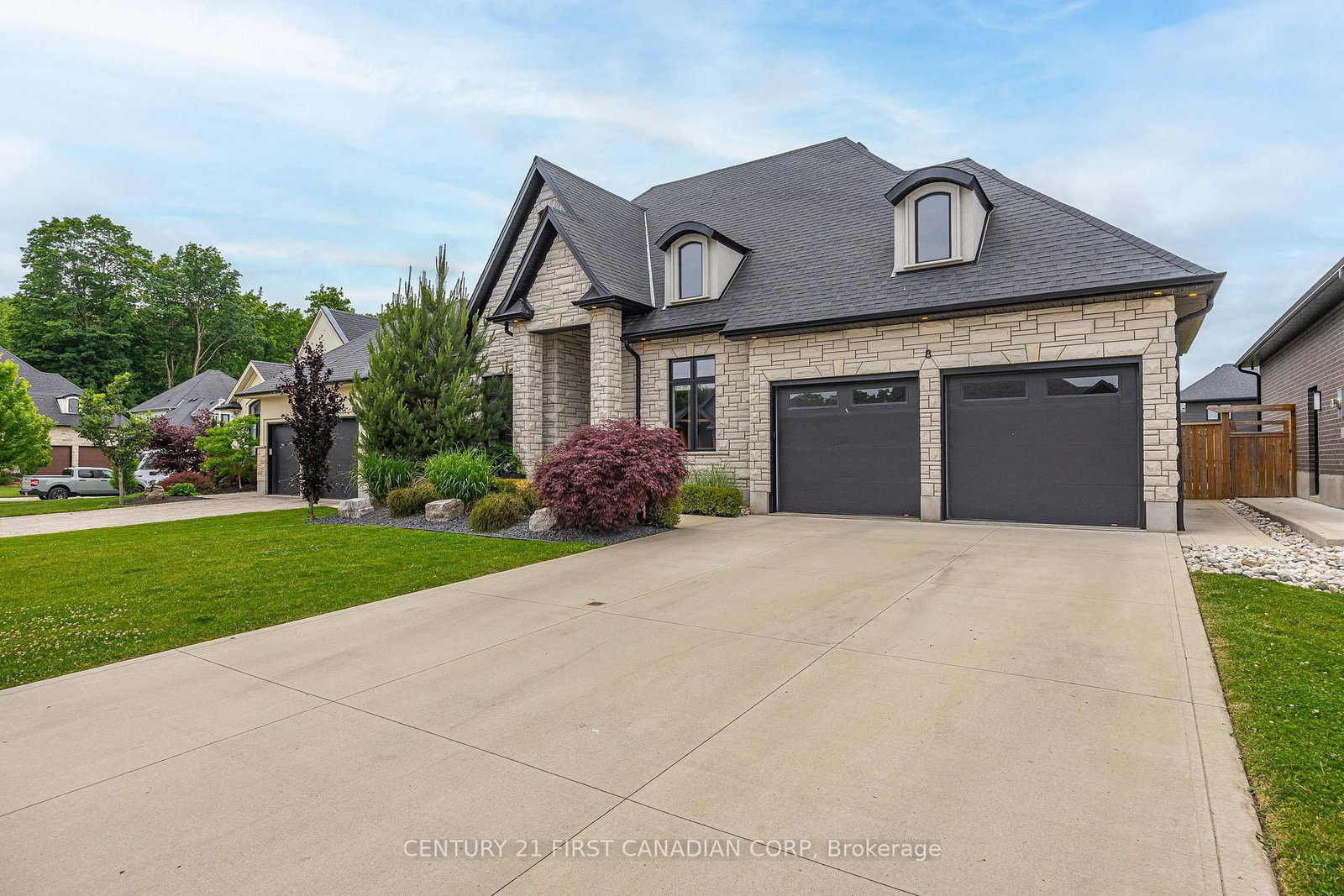 8 Oscar Davis Court • Strathroy-Caradoc, ON photo 4