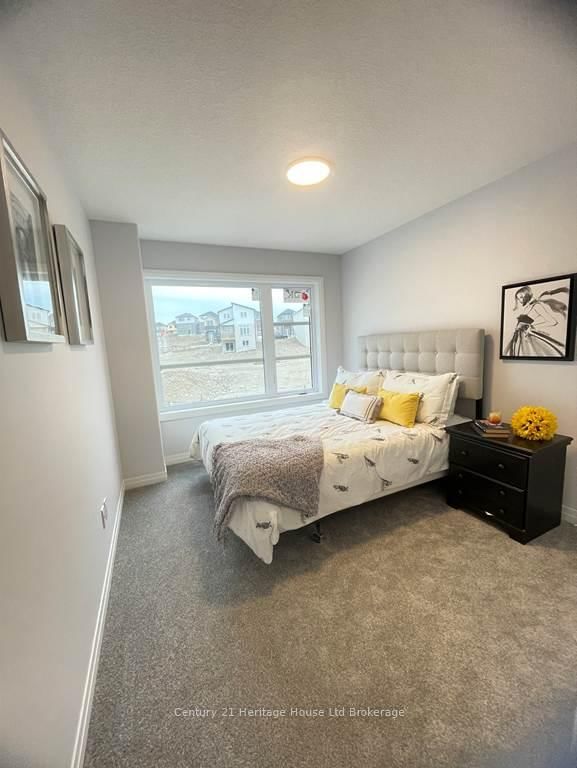 335 Kading Crescent • Woodstock, ON photo 12