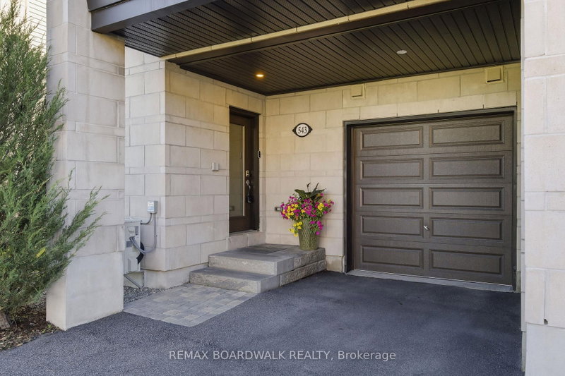 543 LABRADOR Crescent