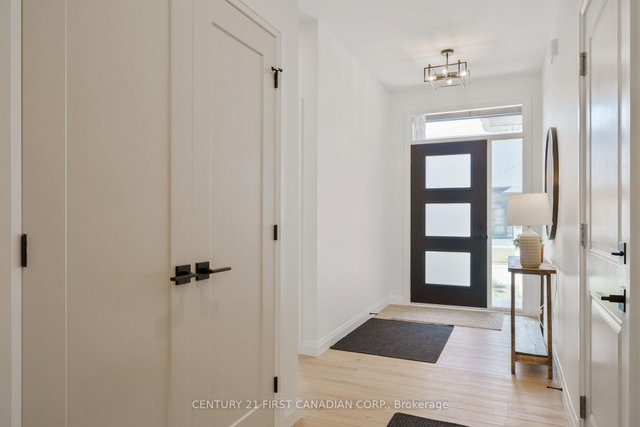 8 - 32 Postma Crescent