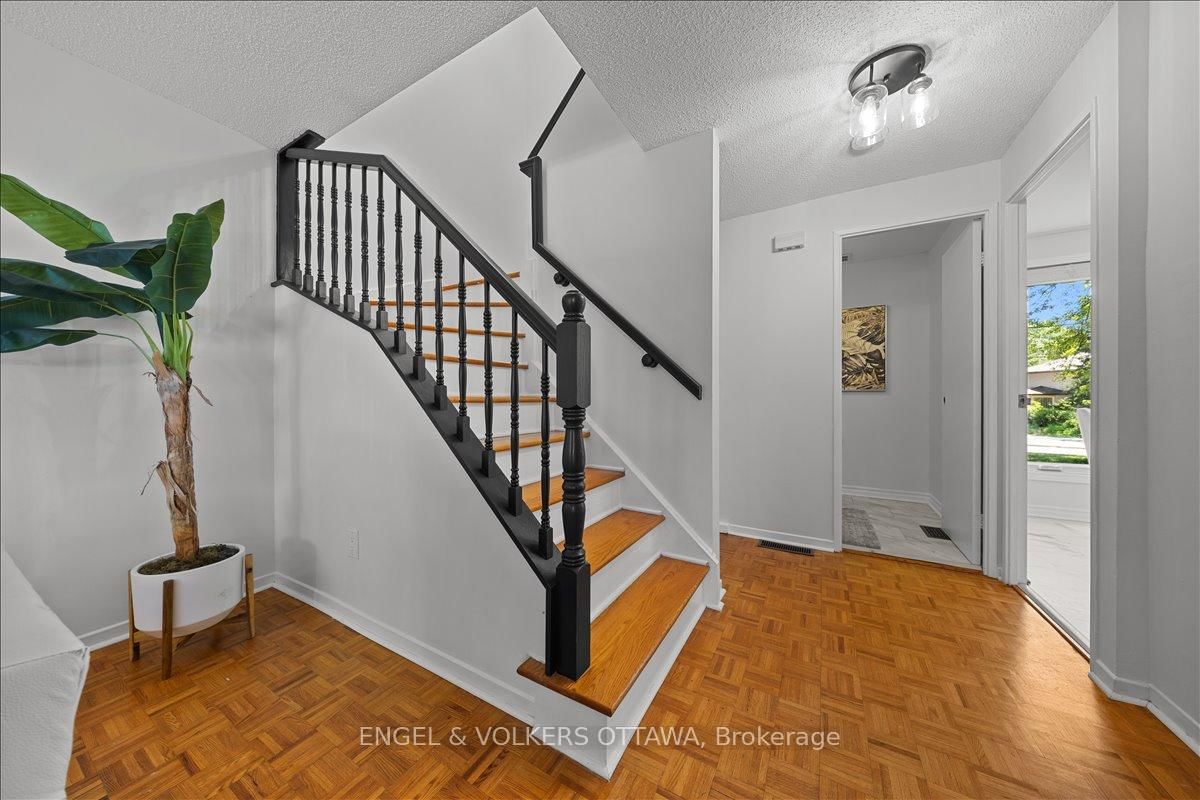 34 Viewpointe Private • Ottawa, ON photo 15