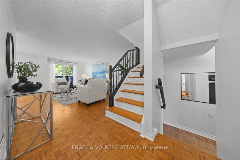 34 Viewpointe Private