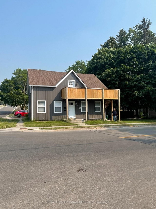 Upper - 659 Dolph Street N