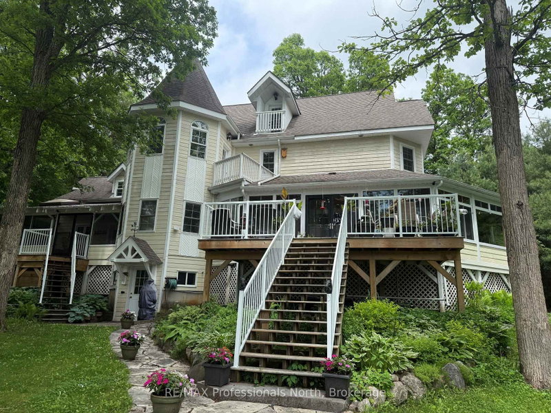 22 Knowles Crescent E