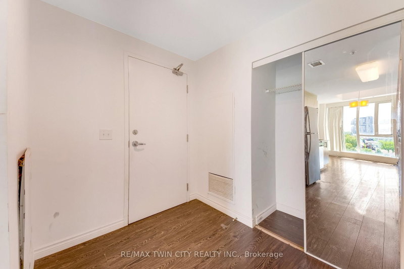 802 - 158 King Street N