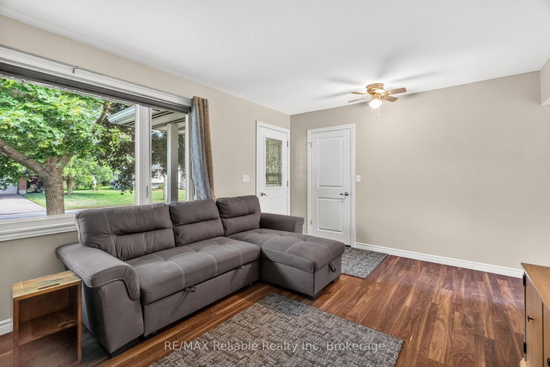 182 Jarvis St S photo 5