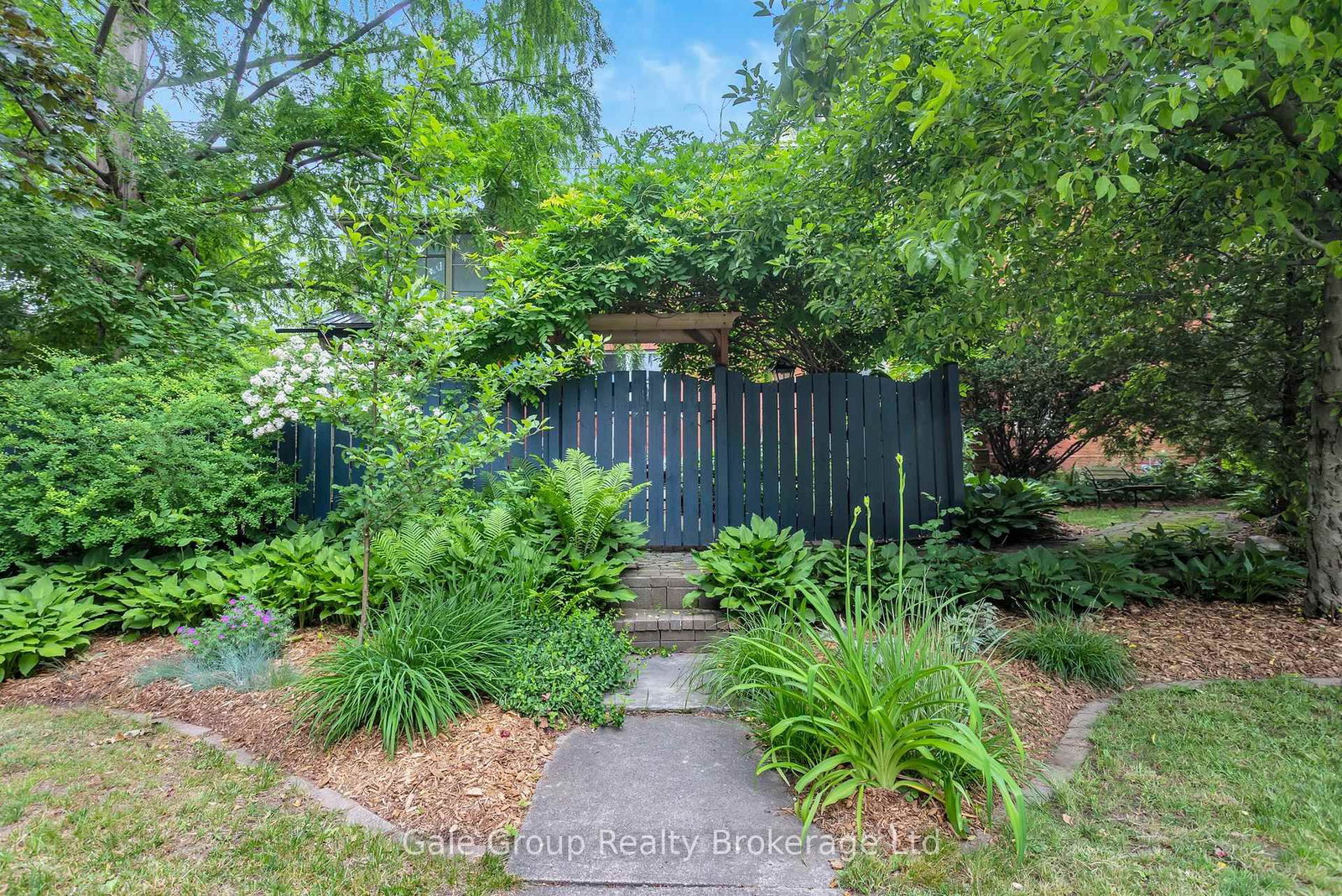 105 Vansittart Avenue • Woodstock, ON photo 11