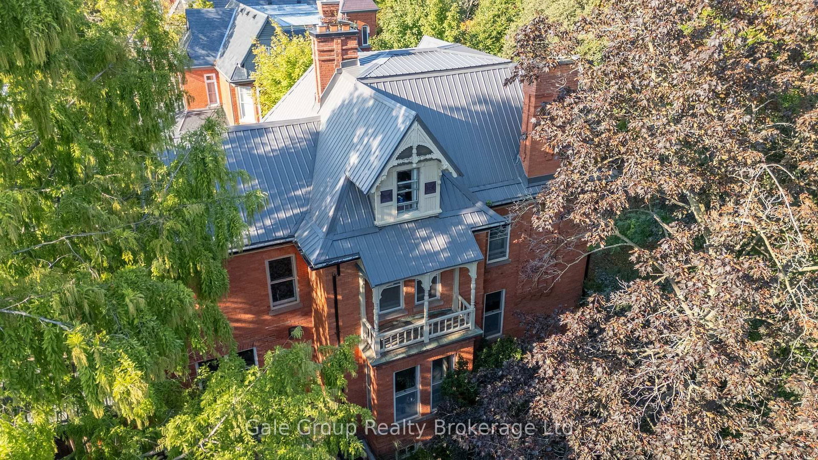 105 Vansittart Avenue • Woodstock, ON photo 2