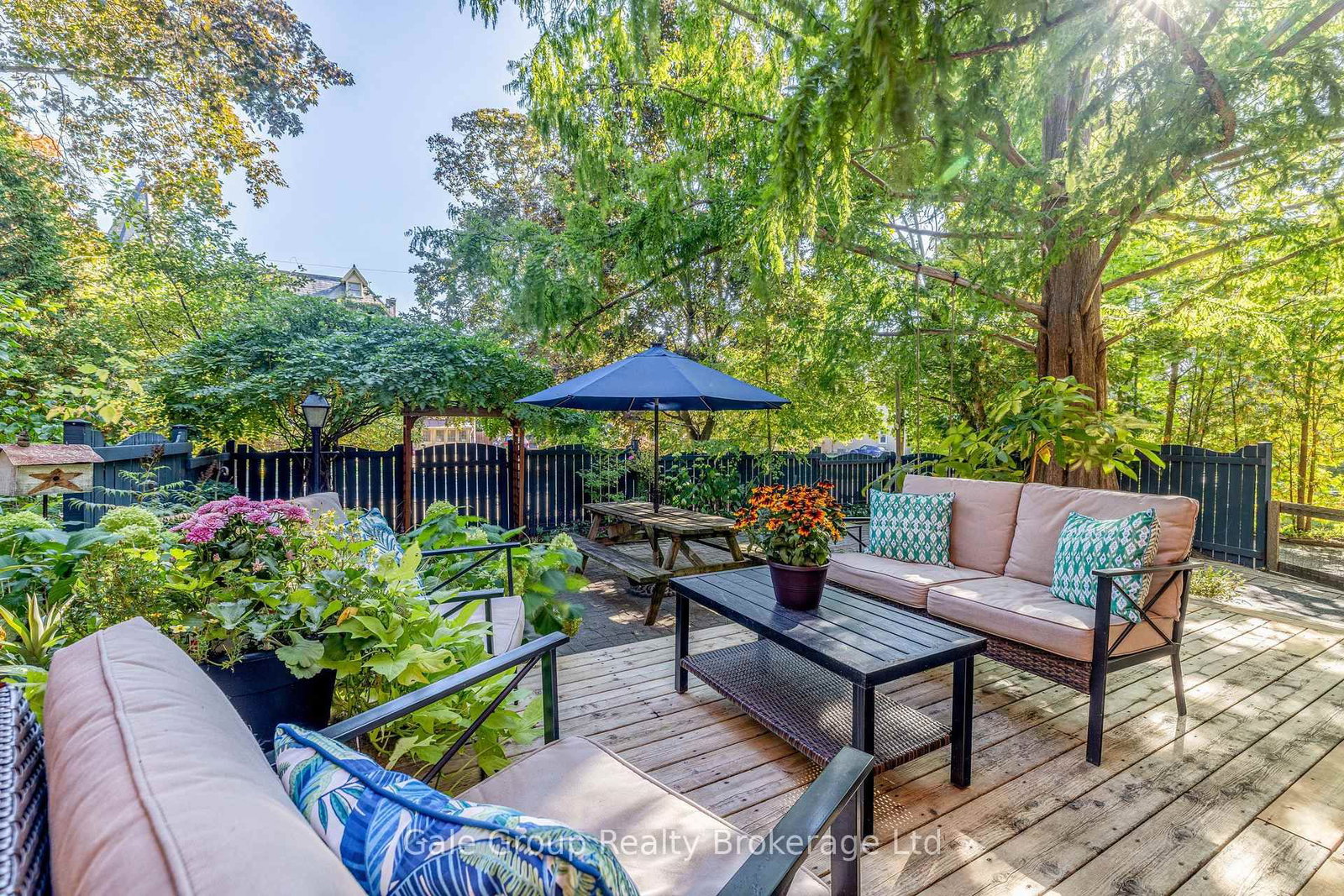 105 Vansittart Avenue • Woodstock, ON photo 9