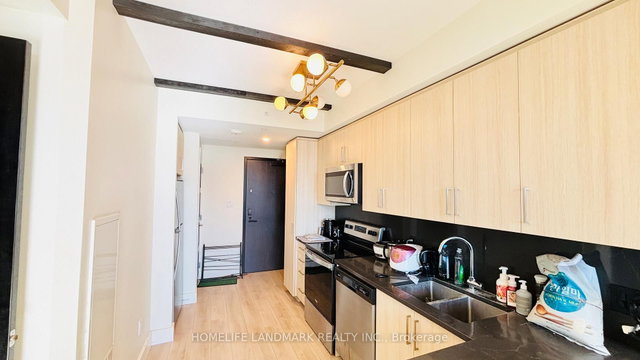 1536 - 145 Columbia Street W