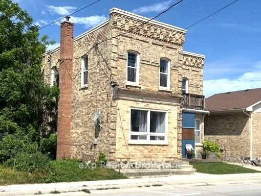 8 Main Street S