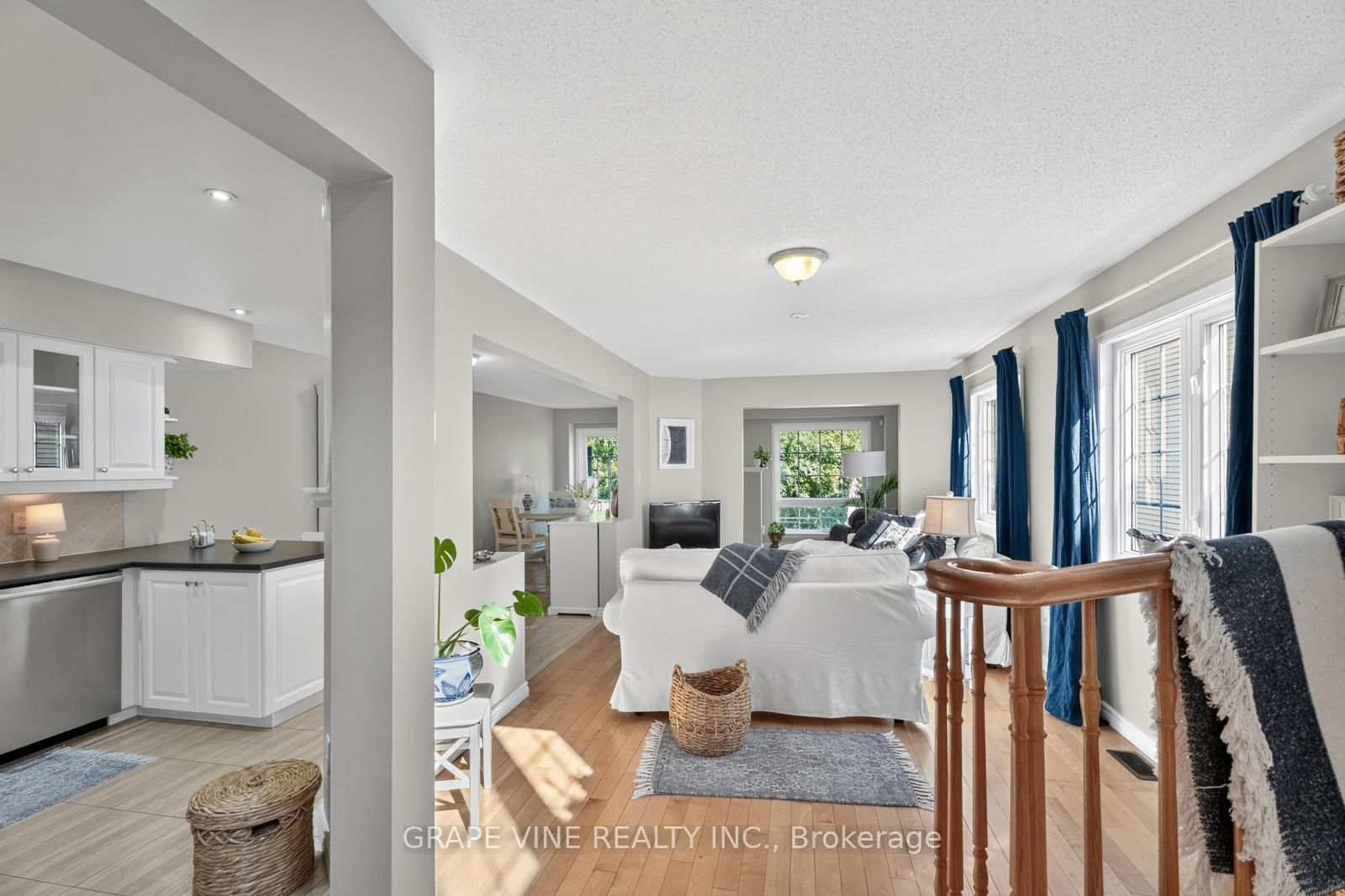 21 Fieldberry Private • Ottawa, ON photo 9