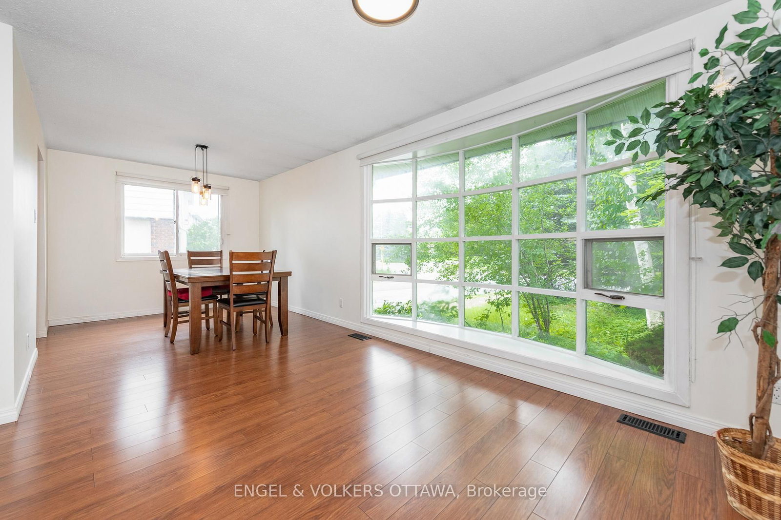 75 Woodfield Drive • Ottawa, ON photo 8