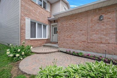 14 Inwood Drive • Ottawa, ON photo 2