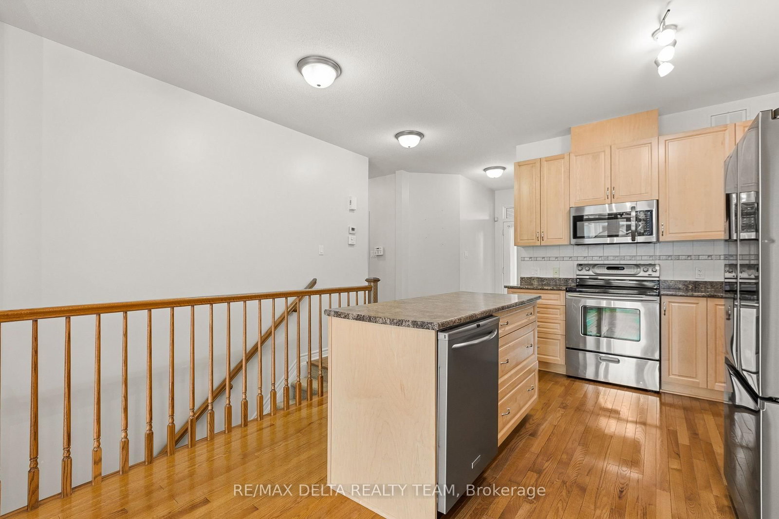 346 Farincourt Crescent • Ottawa, ON photo 6