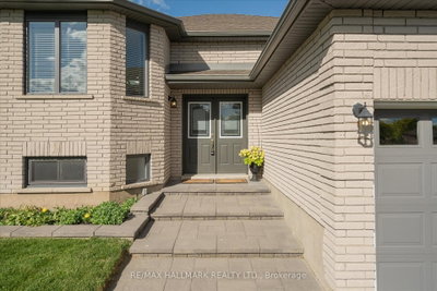 1044 Riddell Avenue — photo 5