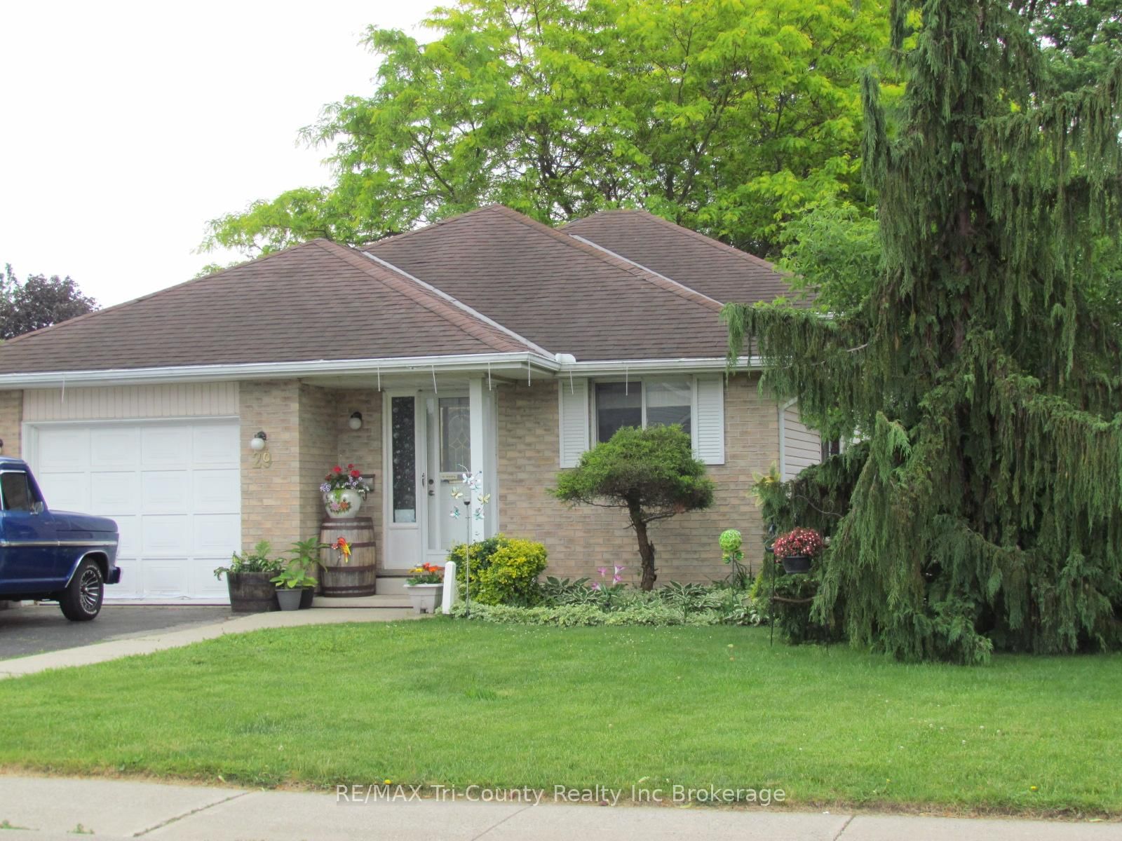 29 Beckett Boulevard • Tillsonburg, ON photo 1