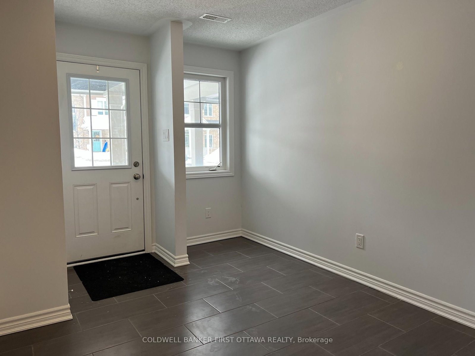 793 MAYFLY Crescent • Ottawa, ON photo 3