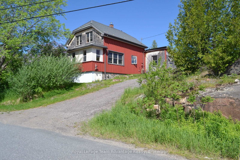 945 Riverside Dr photo 2