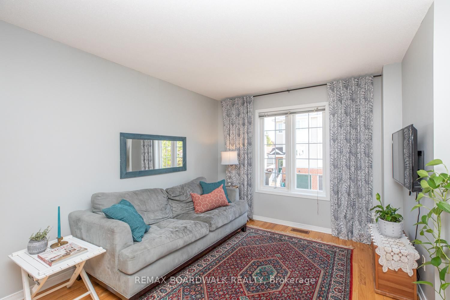 112 Wharhol Private • Ottawa, ON photo 4