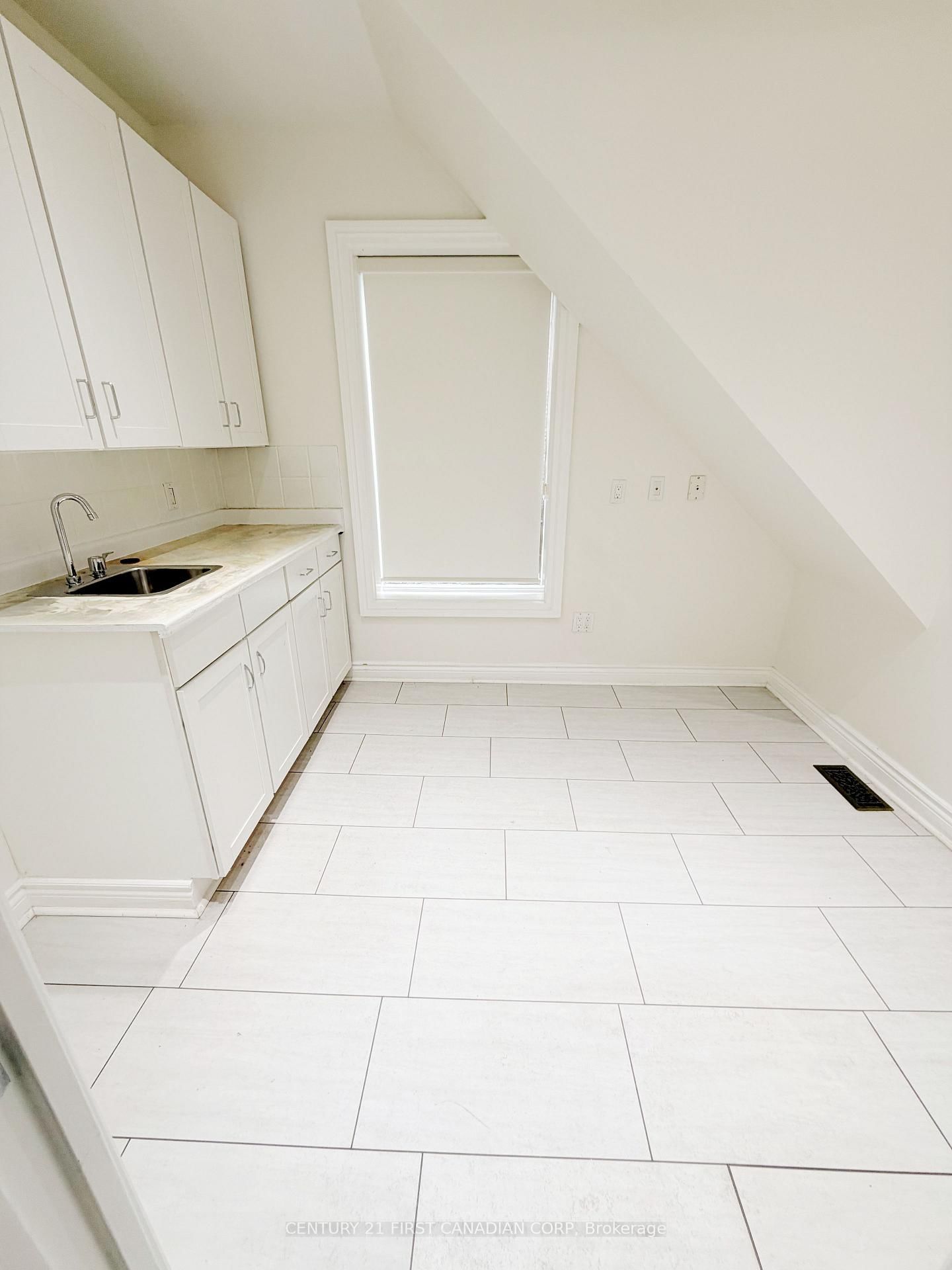 281 Oxford Street E, Unit Main Level