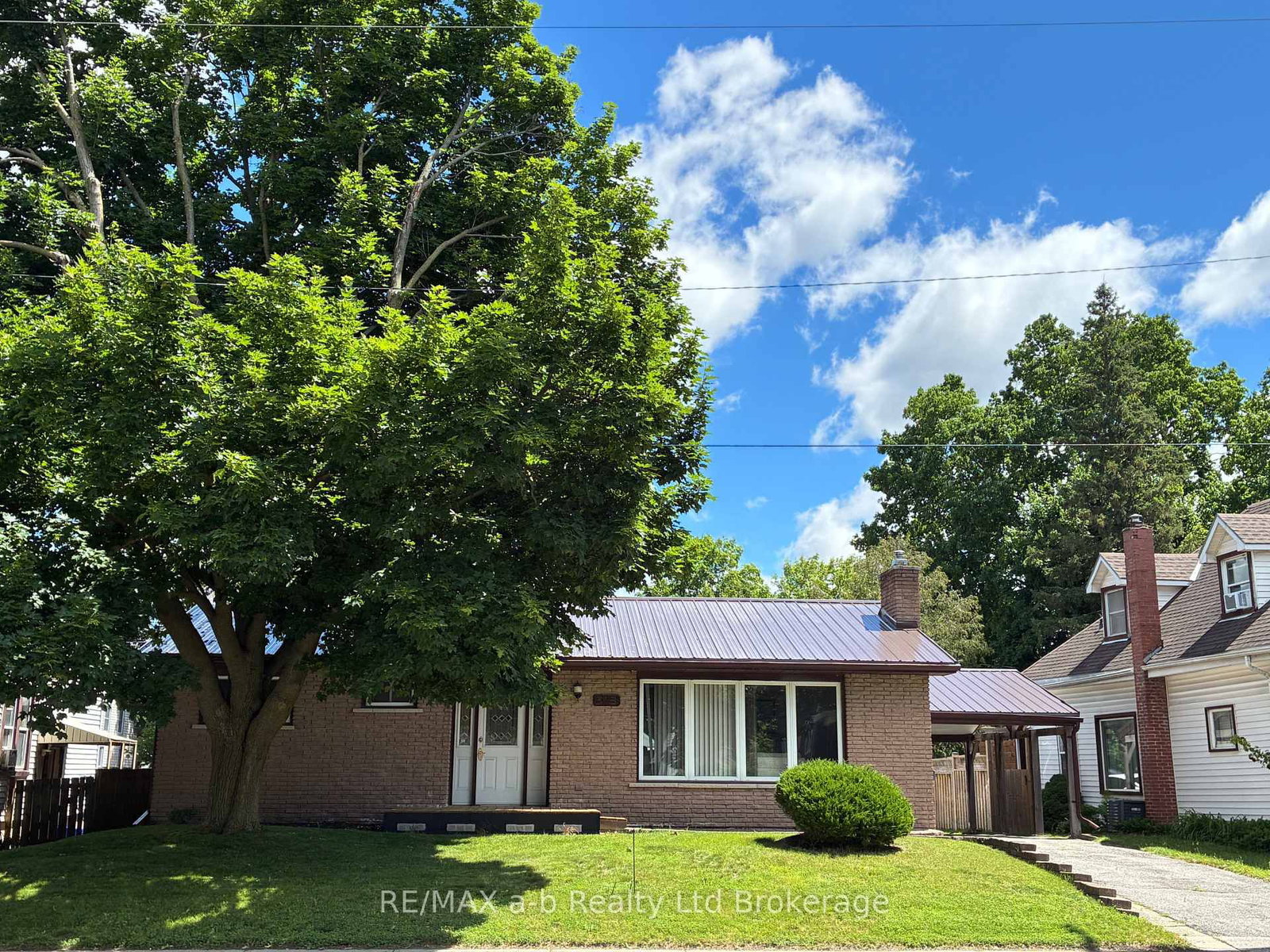318 Broadway Street • Tillsonburg, ON photo 1