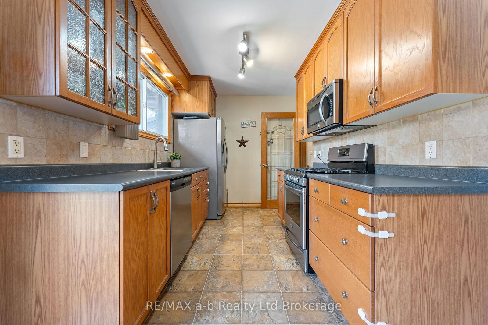 318 Broadway Street • Tillsonburg, ON photo 5