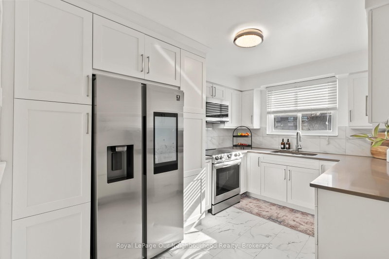 18 - 494 Elgin Street W