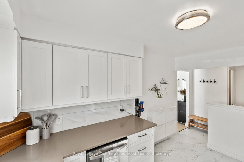 18 - 494 Elgin Street W
